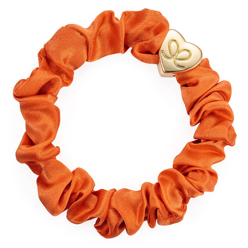 By Eloise Gold Heart Silk Scrunchie –⁠ Orange Peel