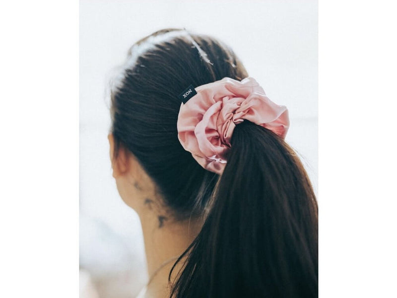 NOX 100% hedvábná scrunchie do vlasů Max - pudrově růžová